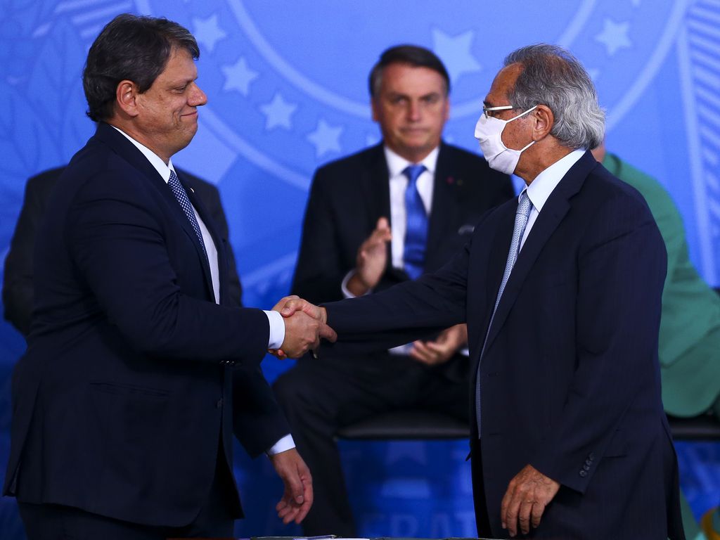 O ministro da Infraestrutura, Tarcísio Gomes, e o ministro da Economia, Paulo Guedes, durante o lançamento do programa Voo Simples, no Palácio do Planalto.