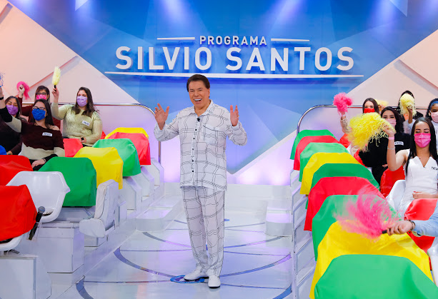 Silvio Santos apresentando o programa de pijama