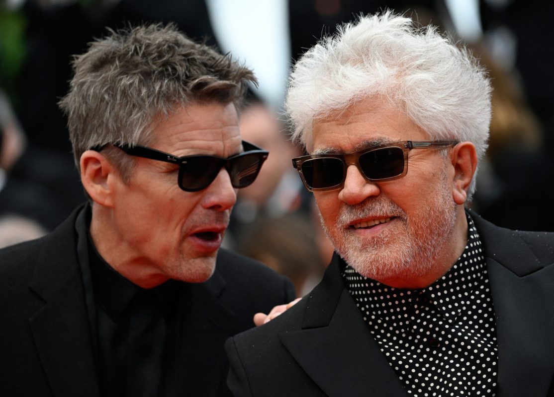 Almodóvar encanta Cannes com seu curta sobre caubóis gays com Pedro Pascal e Ethan Hawke