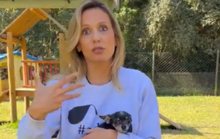 Luisa Mell com um cachorro no colo