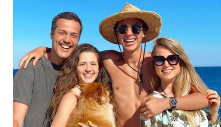 Susana Werner e Julio Cesar com os filhos e o cachorro