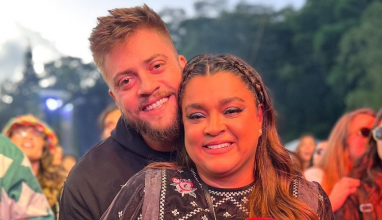 Rodrigo Godoy abraçando Preta Gil