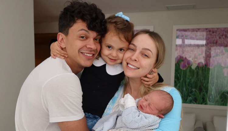 Tata Estaniecki e Júlio Cocielo com os filhos