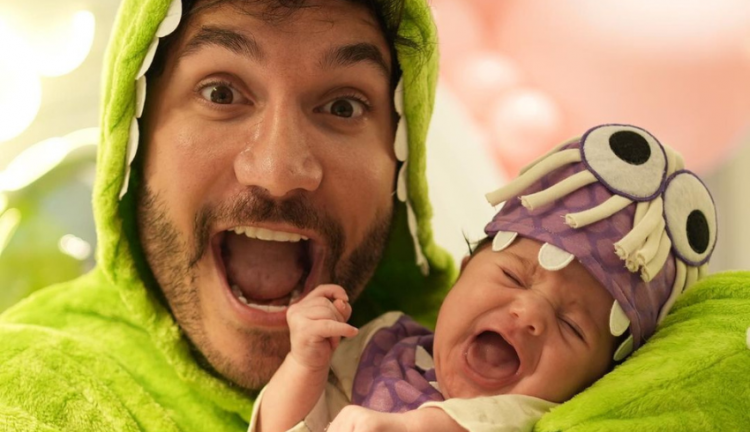 Eliezer com a filha, Lua, no colo