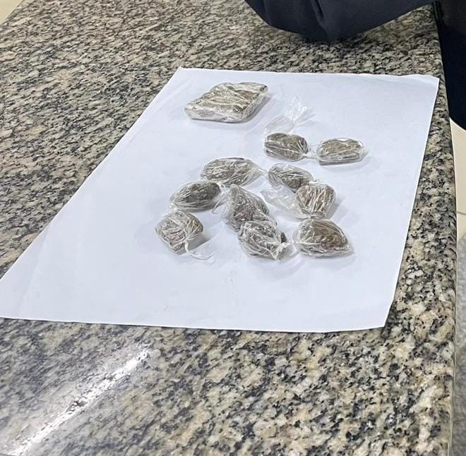 Jovem com passagens por roubo e furto é preso em Três Rios com drogas escondidas na cueca
