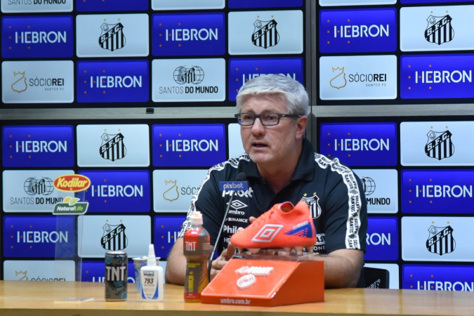 Odair Hellmann em entrevista coletiva no Santos