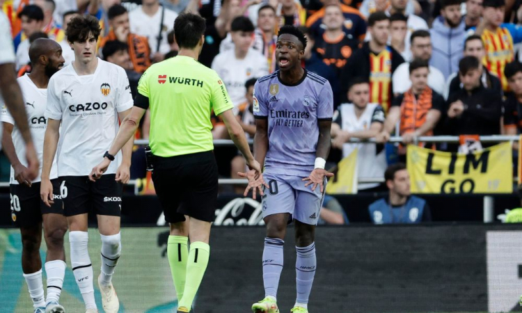 vinicius junior sofrendo racismo
