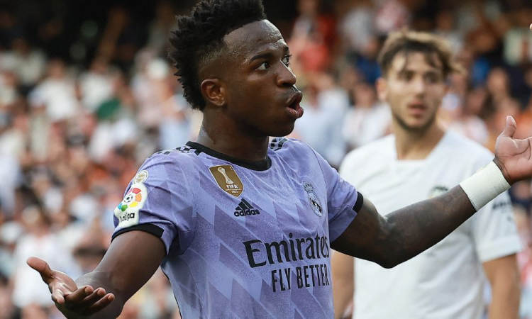 vinicius junior sofrendo racismo e sendo expulso
