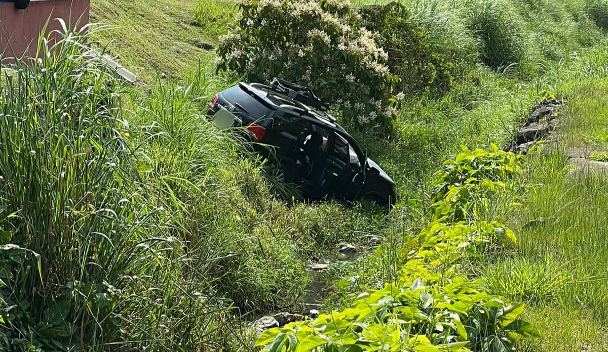 Carro sai da pista e cai em valeta na Rio-Santos, em Angra dos Reis
