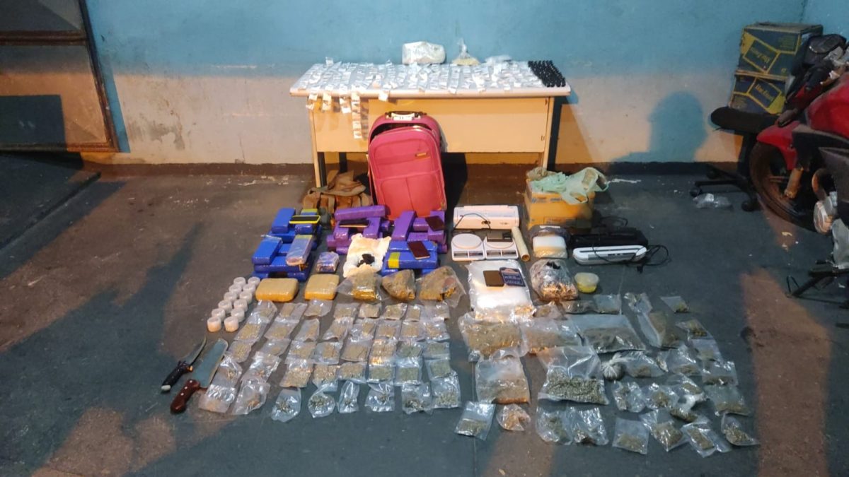 PM apreende mais de 20 kg de maconha em casa usada como ponto de tráfico em Volta Redonda
