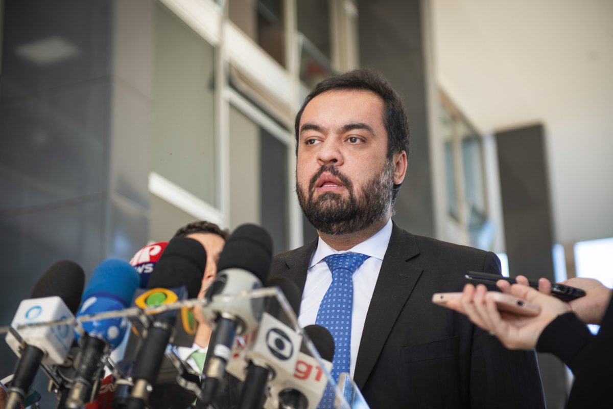 FORA DO MURO - Cláudio Castro: promessa de apoio “irrestrito” ao senador