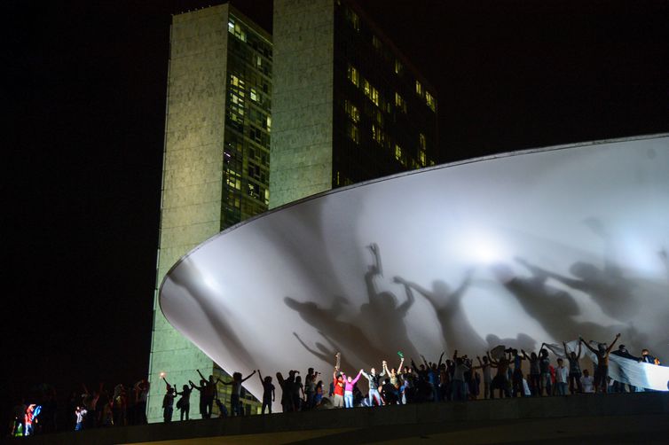 Manifestantes ocupam a rampa do Congresso Nacional e uma das cúpulas no prédio, no dia 17 de junho de 2013