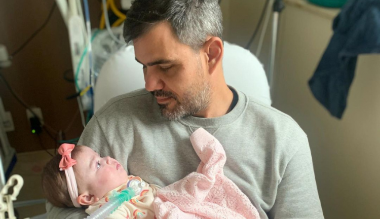 Juliano Cazarré com a filha no colo