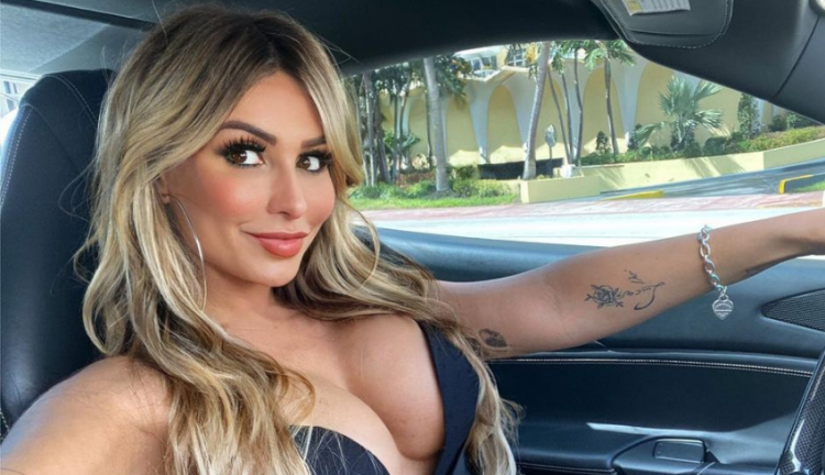 Lygia Fazio em um carro