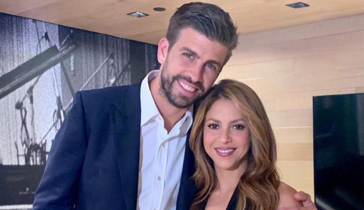 Gerard Piqué abraçado com Shakira