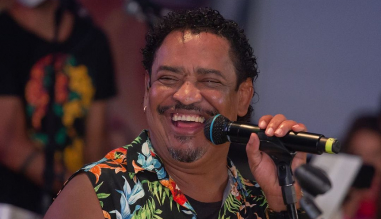 Compadre Washington sorrindo com um microfone na mão