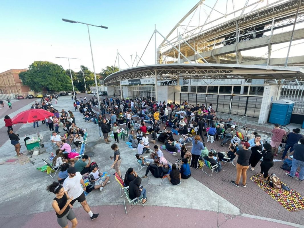 Taylor Swift no Rio: fãs acampados há 2 dias reclamam que cambistas tentam furar fila para comprar ingressos