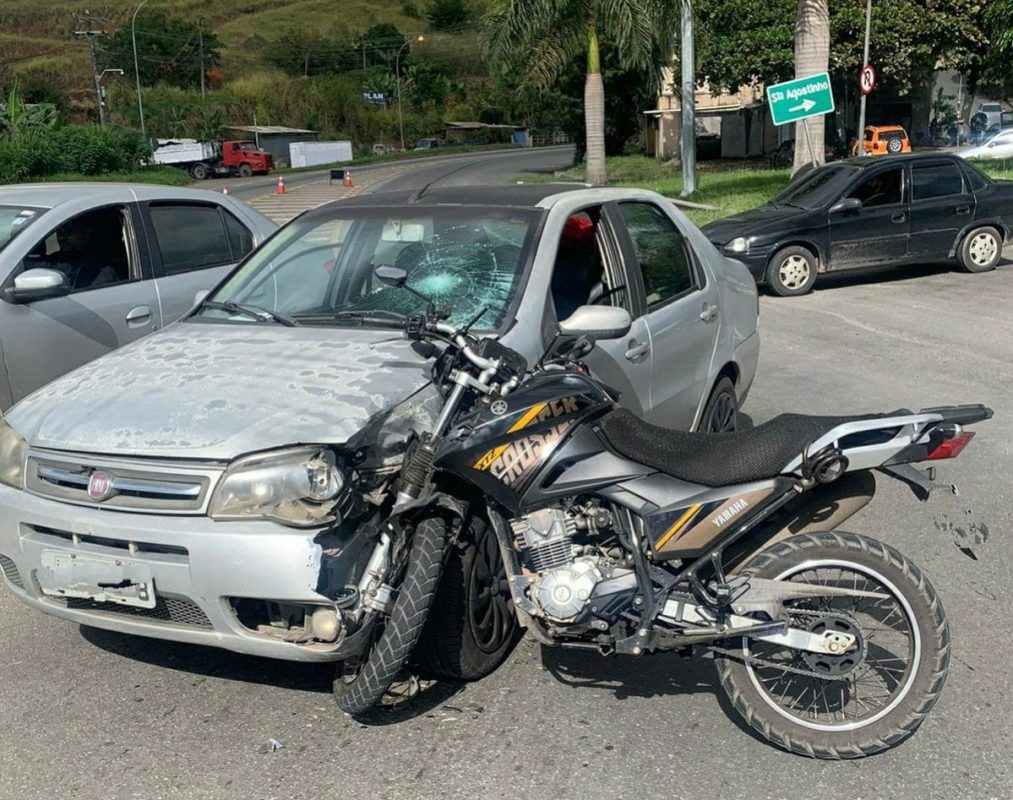 Acidente entre carro e moto deixa homem e mulher feridos na BR-393, em Volta Redonda