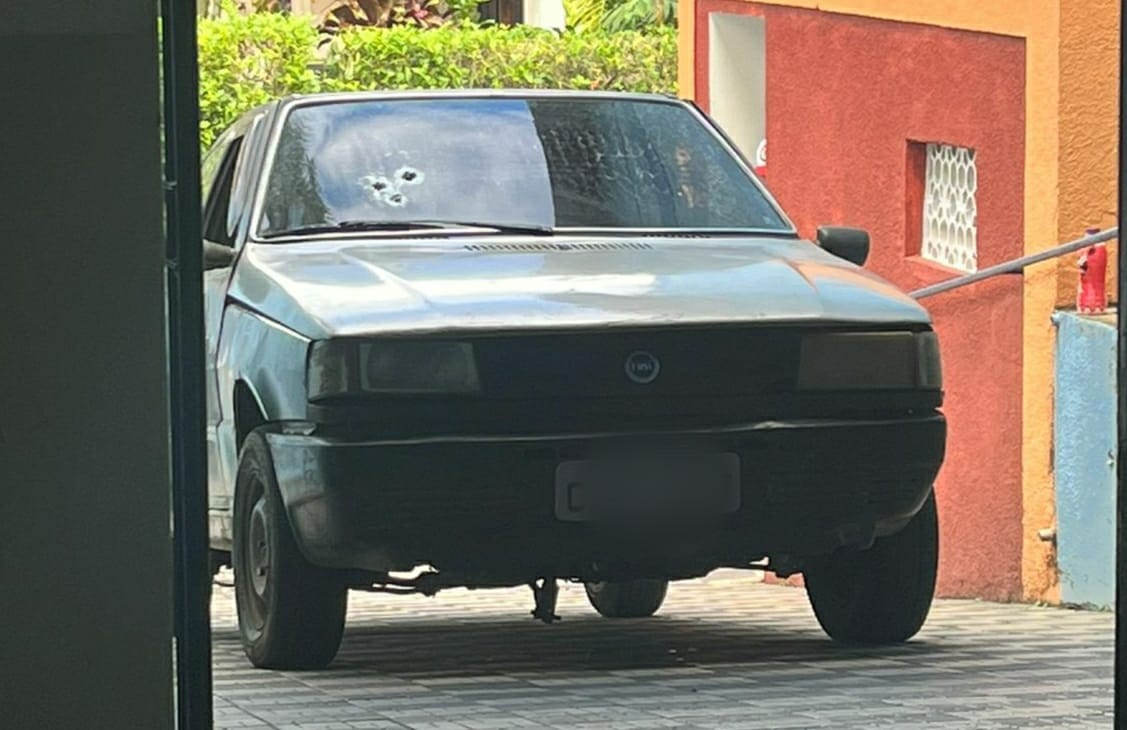 Homem é morto a tiros dentro de carro em Rio das Flores