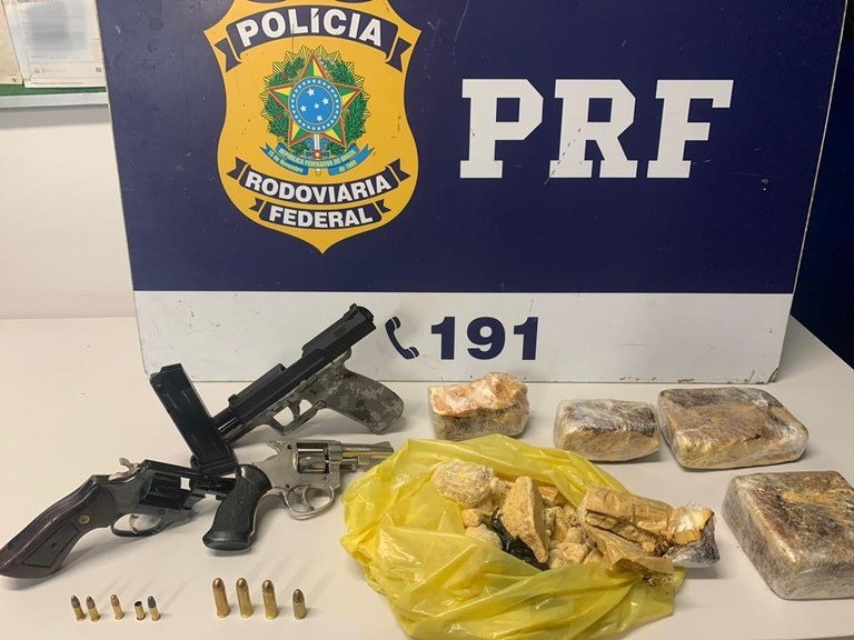 Passageira é presa com armas e drogas em bagagem de ônibus em Piraí