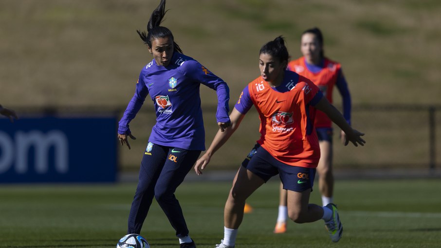 Recuperada de lesão, Marta se destaca em treino da seleção brasileira Recuperada de lesão, Marta se destaca em treino da seleção brasileira