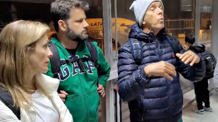 Roberto Mantovani, Andréia e Alex Zanatta foram abordados pela Polícia Federal na volta ao Brasil na sexta-feira Roberto Mantovani, Andréia e Alex Zanatta foram abordados pela Polícia Federal na volta ao Brasil na sexta-feira