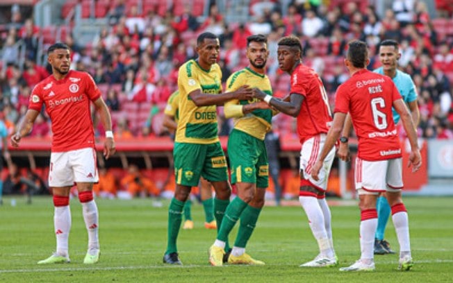 Inter, com um a menos, não resiste e sofre virada do Cuiabá no Beira-Rio Inter, com um a menos, não resiste e sofre virada do Cuiabá no Beira-Rio