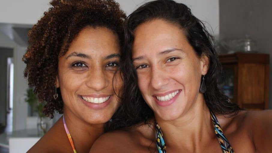 Marielle Franco  ao lado de Mônica Benício