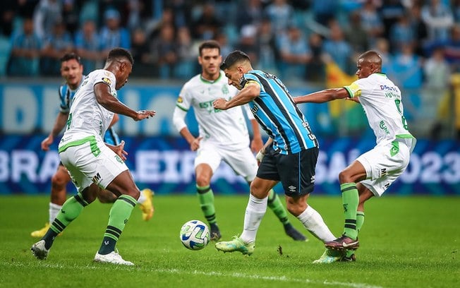 Suárez ainda é dúvida do Grêmio para pegar o Flamengo Suárez ainda é dúvida do Grêmio para pegar o Flamengo