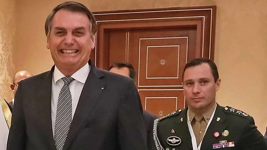 Mauro Cid foi ajudante de ordem durante o governo Bolsonaro Mauro Cid foi ajudante de ordem durante o governo Bolsonaro