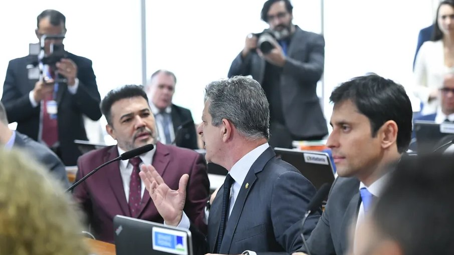 Marcos Feliciano e Rogério Carvalho na CPI dos Atos Golpistas