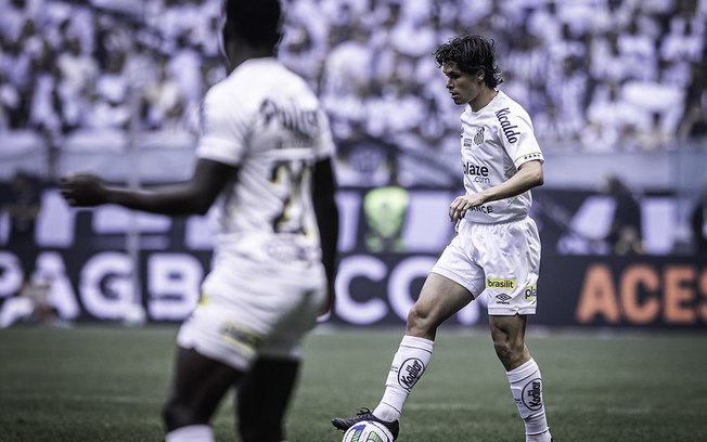 Dodô vê evolução no Santos na briga contra o rebaixamento Dodô vê evolução no Santos na briga contra o rebaixamento