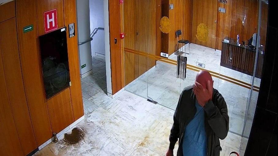 Imagens de câmeras de segurança mostram Gonçalves Dias dentro do Planalto no momento em que ocorriam os ataques em Brasília