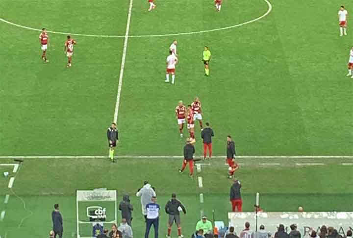Arrascaeta substituído após sentir