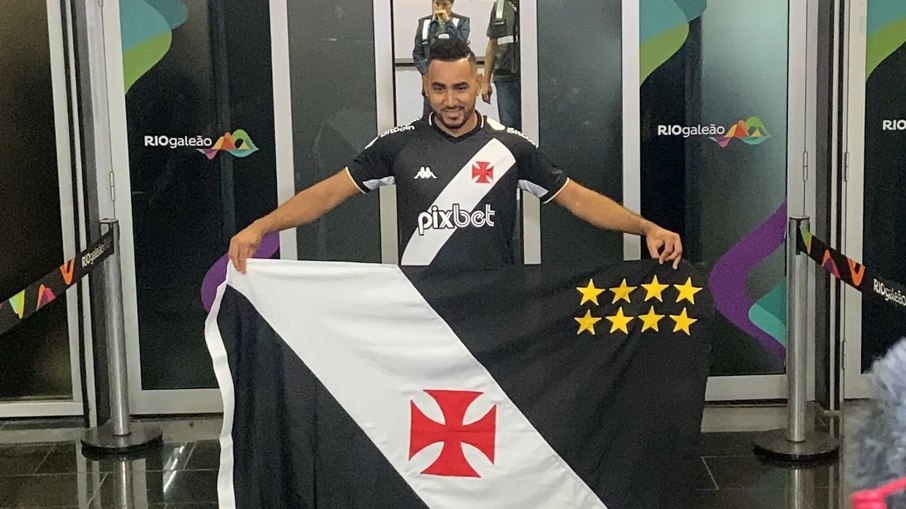 Payet chegou ao Rio de Janeiro com festa da torcida no aeroporto