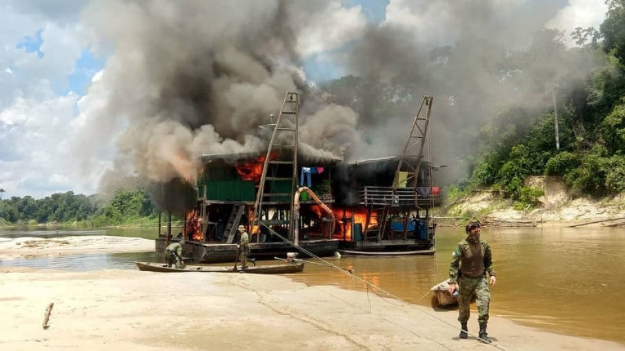 Ibama destrói balsa de garimpo ilegal na Amazônia Ibama destrói balsa de garimpo ilegal na Amazônia