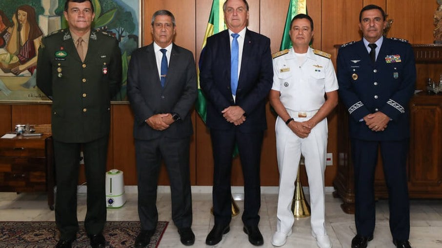 Almir Garnier Santos ao lado Paulo Sérgio (Exército), Baptista Júnior (Aeronáutica) e Jair Bolsonaro