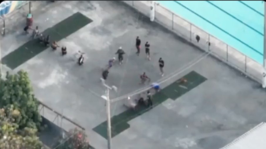 Bandidos realizam treinamento paramilitar em quadra de esportes no Complexo da Maré no Rio