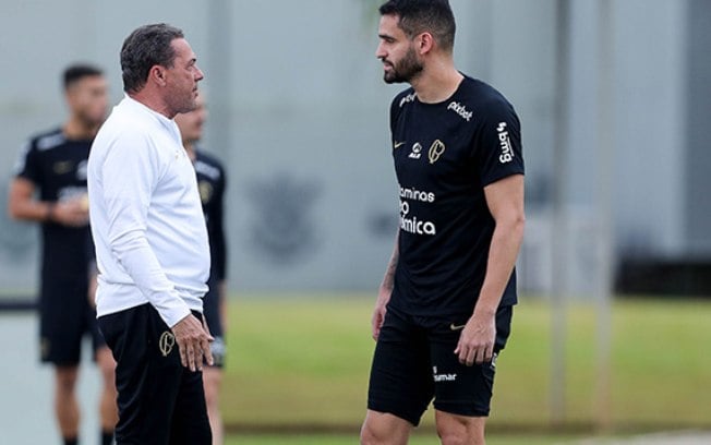Renato Augusto volta a treinar no Corinthians