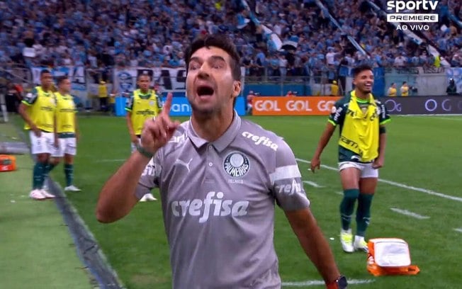 Momento em que Abel protesta contra a arbitragem