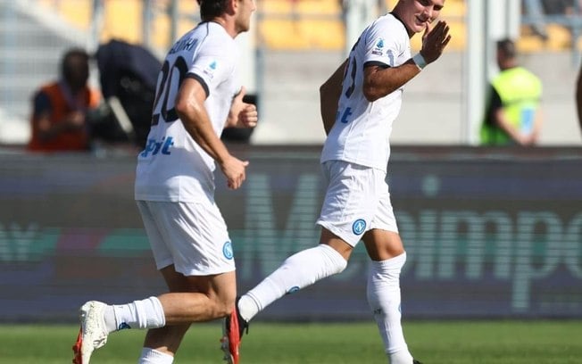 Ostigard celebra o seu gol, o primeiro do Napoli sobre o Lecce Ostigard celebra o seu gol, o primeiro do Napoli sobre o Lecce