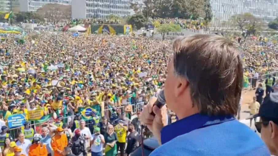 Bolsonaro discursando durante o 7 de setembro de 2021, enquanto ocupava a chefia do Executivo Bolsonaro discursando durante o 7 de setembro de 2021, enquanto ocupava a chefia do Executivo