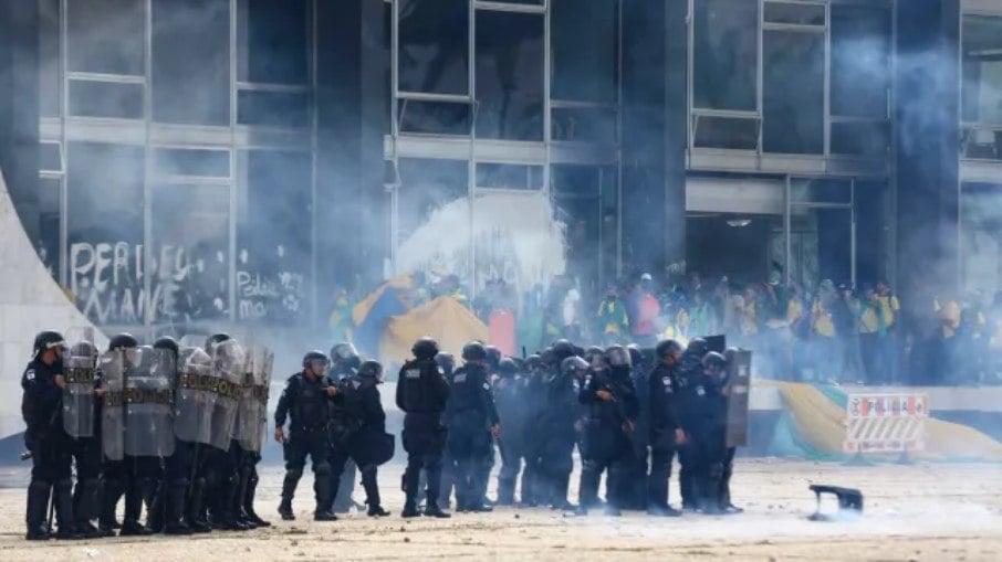 Manifestantes golpistas invadem a praça dos Três Poderes no dia 8 de Janeiro de 2023