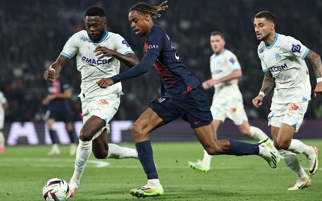 Barcola, do PSG (de azul), recebe a marcação de Mbemba durante a vitória do seu time sobre o Olympique Barcola, do PSG (de azul), recebe a marcação de Mbemba durante a vitória do seu time sobre o Olympique