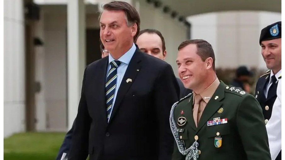 Mauro Cid ao lado de Jair Bolsonaro Mauro Cid ao lado de Jair Bolsonaro