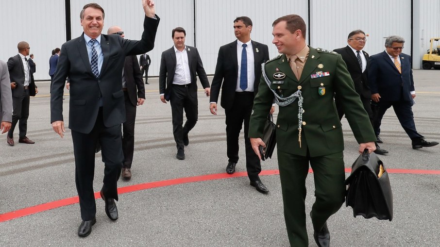 O ex-presidente Bolsonaro e o tenente-coronel Mauro Cid