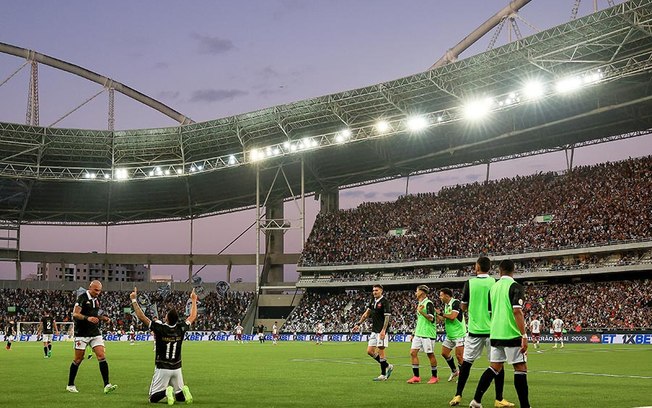 Pec celebra o quarto gol do Vasco contra o Flu, seu segundo no clássico Pec celebra o quarto gol do Vasco contra o Flu, seu segundo no clássico