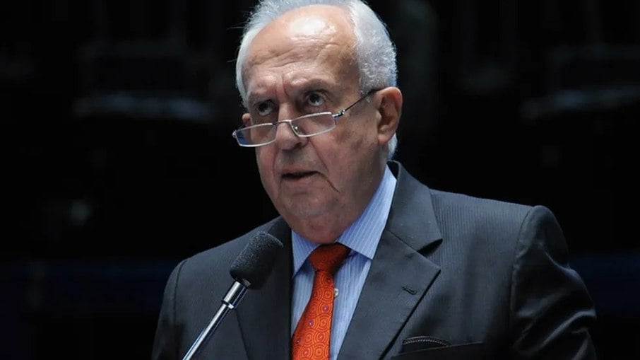 Após 50 anos de vida política, o senador e ex-governador de Pernambuco anunciou sua aposentadoria Após 50 anos de vida política, o senador e ex-governador de Pernambuco anunciou sua aposentadoria