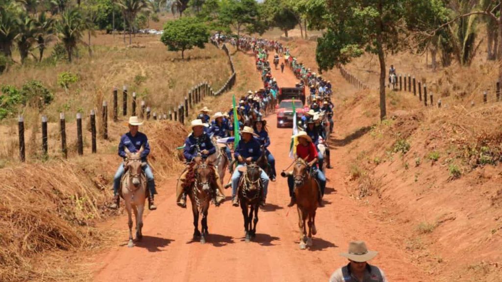 Amélio Cayres, apoiador do Agro, marca presença na 1ª Cavalgada de Praia Norte 2 Deputado Amélio Cayres prestigia 1ª Cavalgada de Praia Norte