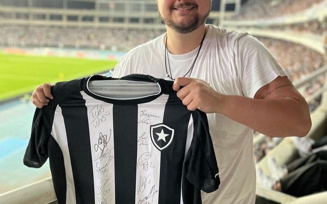 Gabriel Laterce é influencer de apostas esportivas e torcedor do Botafogo, líder do Campeonato Brasileiro